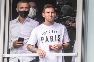 Bob Bessedik (masqué) au côté de Lionel Messi, lors de l’arrivée du joueur argentin à l’aéroport du Bourget, au nord de Paris, le 10 août 2021. © CHRISTOPHE PETIT TESSON/EPA/MAX PPP.