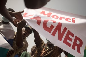Manifestation, organisée par la plateforme Yerewolo, célébrant l’annonce du retrait des troupes françaises du Mali, à Bamako, le 19 février 2022. © Florent Vergnes/AFP
