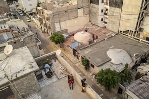 Les dernières maisons bulles ou Airform dans les quartiers de Point E et Zone B à Dakar. © Sylvain Cherkaoui pour JA