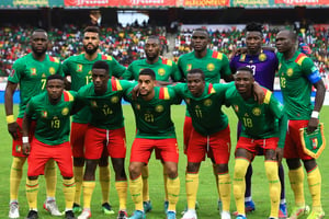 L’équipe du Cameroun lors du troisième tour de qualification pour la Coupe du Monde 2022, à Douala, le 25 mars 2022. © DANIEL BELOUMOU OLOMO/AFP