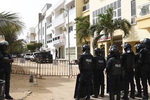 Déploiement de la police anti-émeutes autour de la maison d’Ousmane Sonko, dans la cité Keur Gorgui, à Dakar, le 17 juin 2022 © SEYLLOU/AFP