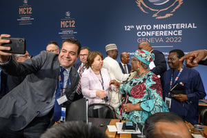 Ngozi Okonjo-Iweala, après la conférence ministérielle de l’Organisation mondiale du commerce, au siège de l’OMC à Genève, le 17 juin 2022. © Fabrice COFFRINI/AFP