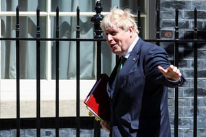 Le Premier ministre britannique Boris Johnson quitte Downing Street pour se rendre à la séance des questions à la Chambre des communes, à Londres, en Grande-Bretagne, le 8 juin 2022. © HANNAH MCKAY/REUTERS
