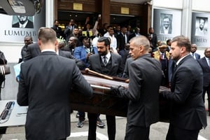 Le cercueil de Patrice Lumumba est emporté après une cérémonie d’hommage à l’ambassade de RDC en Belgique, avant le départ de sa dépouille vers sa terre natale, le 21 juin 2022. © Kenzo TRIBOUILLARD/AFP