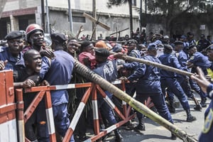 Des manifestants arrêtés par la police alors qu’ils tentent de rejoindre la frontière avec le Rwanda, à Goma, en RDC, mercredi 15 juin 2022. © Moses Sawasawa/AP/SIPA