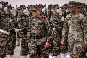 Le général de corps d’armée marocain et Inspecteur général des FAR Belkhir El Farouk et le général Andrew M. Rohling, commandant général adjoint de l’armée américaine pour l’Afrique, arrivant à Grier Labouhi, le 21 juin. © FADEL SENNA / AFP