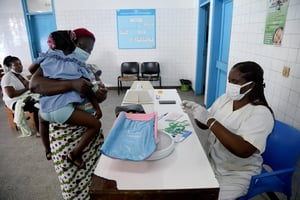 Prise en charge d’un enfant atteint de paludisme à l’hôpital général de Marcory à Abidjan, le 7 octobre 2021. © LUC GNAGO/REUTERS
