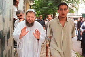 Abassi Madani (à gauche), un des fondateurs du FIS (Front islamique du Salut, dissous en 1992) décédé en avril 2019. Abassi Madani (with beard), leader of the outlawed Algerian Islamic Salvation Front (FIS) gestures on his way to the « Kabul » mosque accompanied by residents of the Belcourt neighborhood, in Algiers, 15 July. Madani, who was serving a 12-year prison term for undermining state security after he was sentenced in July 1992, was released Today on parole on orders of a military prosecutor
© AFP