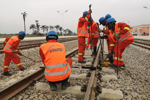 Des ouvriers de China Railway assurant la maintenance du CFB à Lobito, 2019. © Liu Zhi/Xinhua via MAXPPP