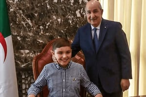 Le président algérien Abdelmadjid Tebboune avec le jeune Matthew Hil, le 26 juin, à la résidence d’État d’Oran, le 24 juin.. © algerie360.com