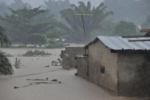 Les pluies diluviennes qui s’abattent sur Abidjan chaque année sont de plus en plus fortes et meurtrières depuis quinze ans. Ici en 2011. © Issouf Sanogo / AFP