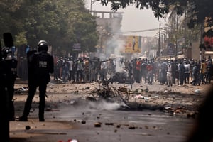 Heurts entre des manifestants et les forces de l’ordre à Dakar, le 17 juin 2022. © ZOHRA BENSEMRA/REUTERS