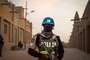 Des policiers de la Mission des Nations unies pour la stabilisation au Mali (MINUSMA), patrouillent devant la Grande Mosquée de Tombouctou, le 8 décembre 2021. © Florent Vergnes/AFP