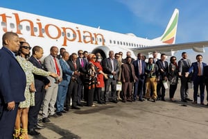 Des employés d’Ethiopian Airlines  devant un Boeing 737 MAX sur le tarmac de l’aéroport international de Bole à Addis-Abeba, le 1er février 2022. La compagnie éthiopienne a repris cette année l’exploitation du 737 Max, bloqué mondialement après l’accident de l’un de ses appareils,  qui avait causé la mort de 157 personnes en mars 2019. © Robbie BOULET / AFP