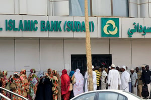 Des clients soudanais font la queue pour accéder aux services de la Faisal Islamic Bank, à Khartoum, au Soudan, en juin 2019. © Mohamed Nureldin Abdallah / REUTERS