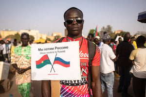 Un manifestant tient une pancarte sur laquelle on peut lire « Nous voulons la Russie », à Ouagadougou le 19 février 2022. © Olympia de Maismont/AFP