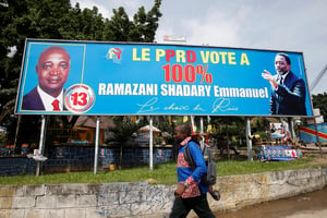 Affiche de campagne, dans Kinshasa, d’Emmanuel Ramazani Shadary (g.), dauphin de Joseph Kabila (d.), pour la présidentielle de décembre 2018. © Baz Ratner/REUTERS