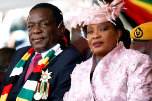 Emmerson Mnangagwa et sa femme Auxillia lors de la cérémonie d’investiture à Harare, le 26 août 2018. © REUTERS/Philimon Bulawayo