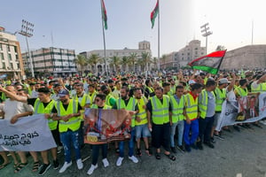 Des Libyens se rassemblent sur la place des Martyrs de Tripoli, le 1er juillet 2022, pour protester contre la situation politique et les conditions de vie actuelles. © Mahmud Turkia/AFP