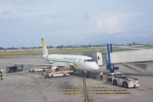 Avion de la compagnie Mauritania Airlines sur le tarmac de l’aéroport d’Abidjan, en juin 2022. © Julien Clémençot pour JA