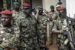 Le président de la junte guinéenne, le colonel Mamadi Doumbouya, au centre, protégé par des soldats après une réunion avec une délégation de la Cedeao à Conakry, en Guinée, vendredi 10 septembre 2021. © (AP Photo/ Sunday Alamba)/XSA102/21253587044604//2109101831