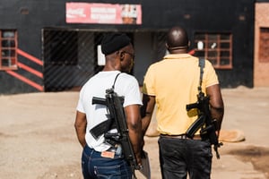Des agents de sécurité arrivent au Samukelisiwe, où une fusillade a eu lieu dans le township de Sweetwaters près de Pietermaritzburg, le 10 juillet 2022. © RAJESH JANTILAL/AFP