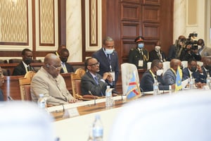 Rencontre entre les présidents Félix Tshisekedi (g.) et Paul Kagame (c.), reçus par leur homologue angolais João Lourenço, à Luanda, le 6 juillet 2022. © Flickr Paul Kagame