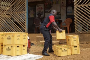 Chargement de caisses de produits du groupe Diageo au Cameroun. © GUINESSS/DR
