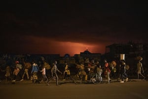 Habitants de Goma fuyant l’éruption du volcan Nyiragongo, dans le Nord-Kivu, le 22 mai 2021. © Finbarr O’Reilly for Fondation Carmignac