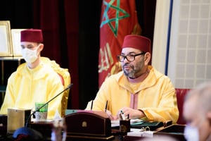 Le roi Mohammed VI, accompagné du prince Héritier Moulay El Hassan, préside, au Palais Royal à Rabat, un Conseil des ministres 13 juillet 2022. © MAP