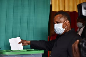 Denis Sassou-Nguesso, président de la République du Congo depuis 1997, dépose son bulletin de vote, en mars 2021. © Reuters/Olivia Acland