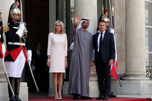 Le président des Émirats arabes unis, Mohammed ben Zayed accueilli à l’Élysée par Brigitte et Emmanuelle Macron, le 18 juillet 2022. © REUTERS/Benoit Tessier