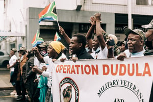 Militants de l’opération Dudula chantant des slogans anti-migrants, lors d’une manifestation à Durban, le 10 avril 2022. © Rajesh Jantilal/AFP