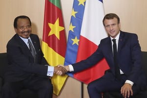 Emmanuel Macron et Paul Biya, le 10 octobre 2019 à Lyon. © Laurent Cipriani/AFP