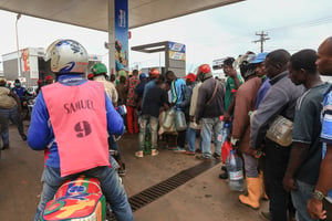 Des personnes font la queue pour du carburant dans une station-service à Yaoundé, le 19 juillet 2022. Depuis près de deux semaines, l’essence et le diesel font défaut dans les principales villes du Cameroun. © DANIEL BELOUMOU OLOMO/AFP