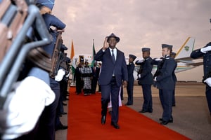 Le président de la République ivoirien, Alassane Ouattara, le 20 juillet 2022, à son arrivée en Afrique du Sud pour une visite d’État. © Twitter Présidence CI/