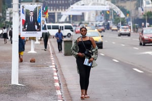 Dans une rue de Yaoundé, le 25 juillet 2022, avant la visite du président français. © LUDOVIC MARIN/AFP