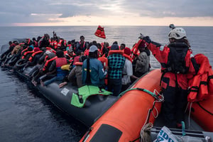 Opération de sauvetage de migrants près des côtes italiennes, le 1er mars 2021. © Selene Magnolia/ROPI-REA