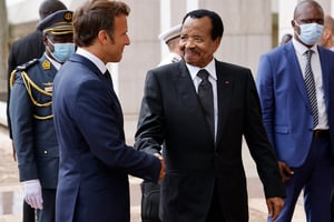 Le président français Emmanuel Macron accueilli par son homologue camerounais Paul Biya à son arrivée au palais d’Etoudi, à Yaoundé, le 26 juillet 2022. © Ludovic MARIN/AFP