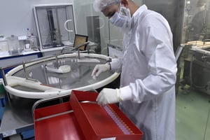 Un technicien du laboratoire pharmaceutique Saidal, à Constantine, le 29 septembre 2021. © RYAD KRAMDI/AFP