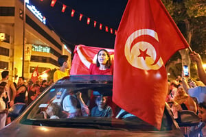 Des partisans du président Kais Saied celèbrent la victoire du « oui » au référendum du 25 juillet sur l’avenue Habib Bourguiba à Tunis, le 26 juillet 2022. © Anis MILI/AFP