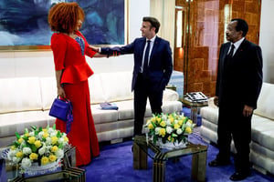 Chantal et Paul Biya autour d’Emmanuel Macron, le 26 juillet au palais d’Etoudi.. © Ludovic MARIN/AFP