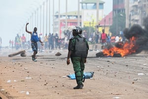 es manifestations du FNDC ont tourné en affrontements avec les forces de l’ordre à Conakry le 28 juillet 2022. © Cellou Binani/AFP