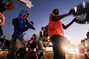 Des partisans de la coalition d’opposition Yewwi Askan Wi protestent contre l’invalidation de sa liste pour les élections législatives du 31 juillet, à Dakar le 22 juin 2022. © REUTERS/Zohra Bensemra