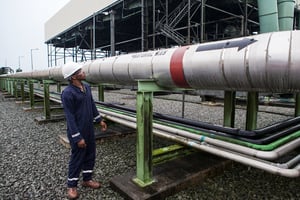 Un employé de la station Afam VI vérifie un gazoduc de la Shell Petroleum Development Company (SPDC) du Nigeria, à Port Harcourt. © Florian Plaucheur/AFP
