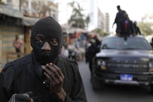 Un membre de la garde rapprochée d’un candidat à la présidentielle sénégalaise, en décembre 2012, à Dakar. © Rebecca Blackwell/AP/SIPA
