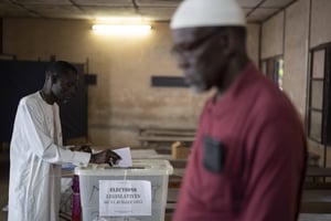 Un électeur aux législatives dépose son bulletin, dans un bureau de vote à Dakar, le 31 juillet 2022. © Leo Correa/AP/SIPA