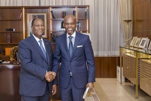 Alassane Ouattara, le chef de l’État ivoirien, lors d’un entretien avec Robert Dussey, le ministre togolais des Affaires étrangères, le 19 juillet 2022, préalable à la médiation entre le Mali et la Côte d’Ivoire engagée sous l’égide du Togo. © Présidence CI