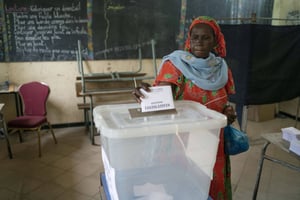 Dans un bureau de vote de Dakar, lors des législatives du 31 juillet 2022. © Leo Correa/AP/SIPA