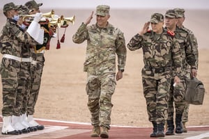 Le général Stephen Townsend (à g.), commandant de l’Africom, et le général Belkhir El Farouk, Inspecteur général des Forces armées royales (FAR) marocaines, à Tan-Tan, le 30 juin 2022. © FADEL SENNA/AFP